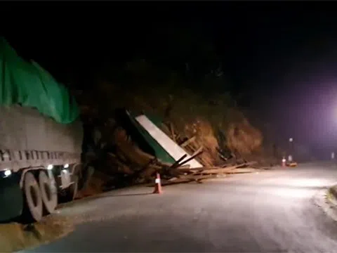 Nghệ An: Xe chở gỗ tai nạn trong đêm 3 người thương vong