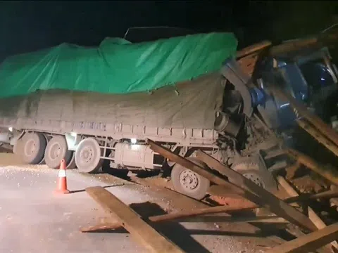 Nghệ An: Xe tải mất lái đâm vào bên đường, 2 người tử vong trong cabin, người dân cạy cửa cứu người sống sót