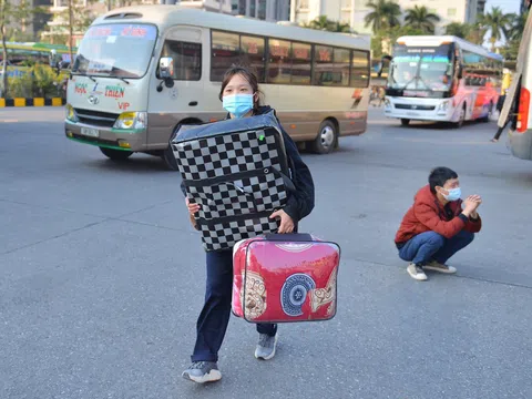 Về quê ăn Tết: “Thích ứng an toàn” thay vì “ngăn sông cấm chợ”