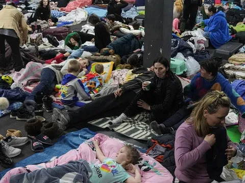 Cảnh tha hương của dân thường Ukraine giữa khói lửa chiến sự