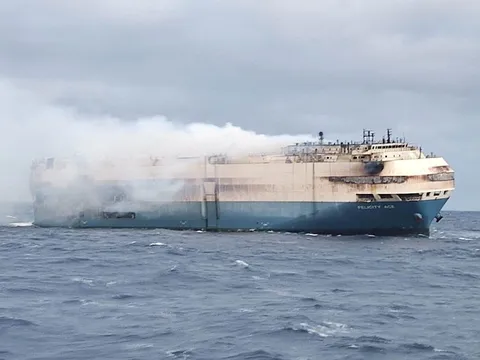 Tàu chở 4.000 siêu xe bốc cháy ngùn ngụt, chìm xuống Đại Tây Dương