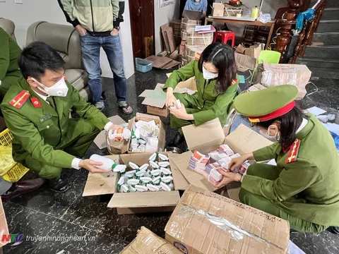 Nghệ An: Phát hiện cơ sở pha chế hàng nghìn chai xịt khuẩn nhái nhãn hiệu AERIUS và dầu gió Tuệ Linh