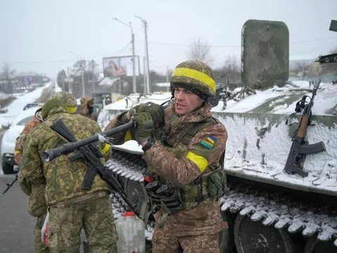 Các thành phố lớn bị bao vây, Ukraine nói sắp cạn kiệt vũ khí