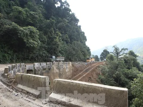 Hà Tĩnh: Nhếch nhác đường lên Cửa khẩu Cầu Treo