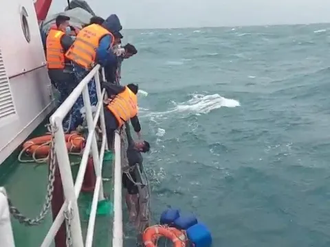 Bốn người ôm can nhựa trôi suốt 6 giờ trên biển