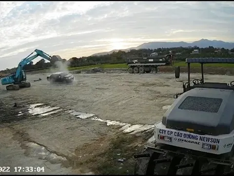 Vụ tài xế xe múc "băm bổ" ô tô bán tải có người ngồi bên trong: Người bị tạm giữ khai gì?