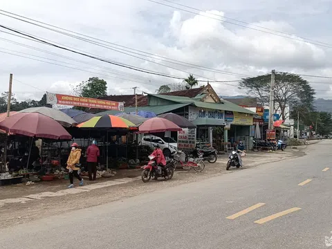 Quế Phong (Nghệ An): Chợ bỏ hoang, kéo nhau ra đường buôn bán