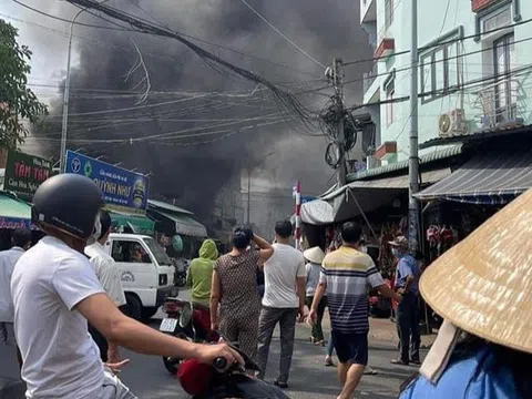 Cháy tiệm đồ chơi trẻ em, tiểu thương "bỏ của chạy lấy người"