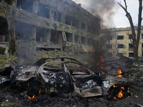 Bệnh viện nhi Ukraine tan hoang vì hứng "mưa" hỏa lực