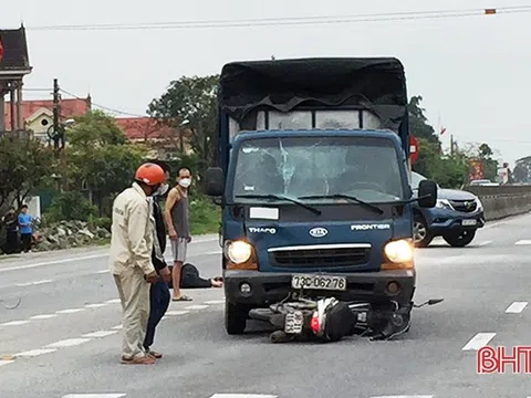 Ô tô tải hất văng người đi xe máy lên kính chắn gió trên QL 1 ở Hà Tĩnh