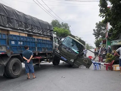 Xe chở phạm nhân va chạm với ô tô tải, 3 người bị thương