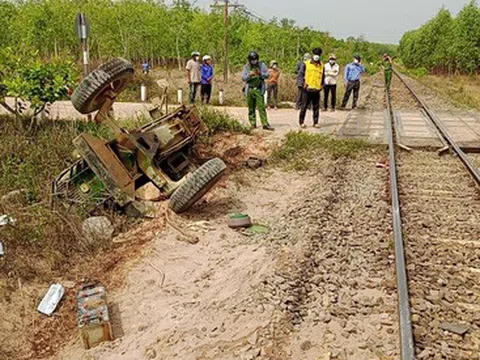 Bị tàu hỏa va vào, người lái máy kéo công nông tử vong, lái tàu bị thương