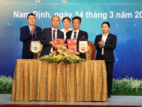 HLV Văn Sỹ: "Giá của Quang Hải là cao nếu ở V.League"