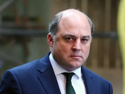 Bộ trưởng Anh "nóng mặt" vì nhận cuộc gọi giả mạo Thủ tướng Ukraine