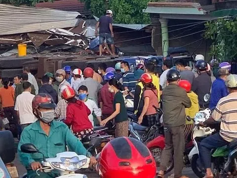 NÓNG: Ít nhất 2 người tử vong, 6 người bị thương khi xe chở điều tuột dốc lao vào quán ăn