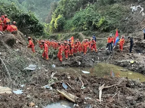 Máy bay rơi ở Trung Quốc có thể đã vỡ giữa không trung