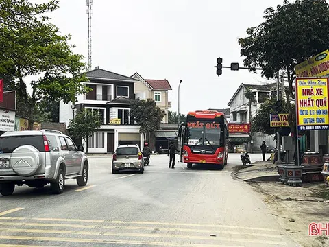 Hà Tĩnh: Đèn đỏ “ngủ quên” hơn 1 năm nơi ngã ba trên QL 8 ở Đức Thọ