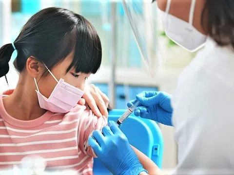 Sáng 1/4: Trẻ đã mắc COVID-19 sau bao lâu có thể tiêm vaccine? Không mua bán trang thiết bị y tế khi chưa có giá kê khai