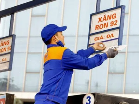 Giá xăng dầu hôm nay 2/4: Dầu lao dốc, vì sao xăng không thể giảm 2.000 đồng/lít?