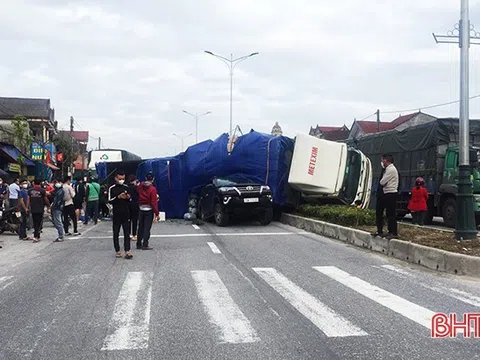 Hà Tĩnh: Xe tải tông ô tô 7 chỗ đang chờ đèn đỏ, QL1 đoạn qua Cẩm Xuyên bị ách tắc