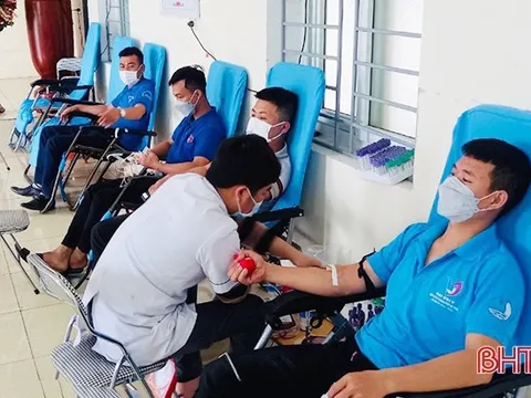 4 thanh niên vượt 50 km từ TP Hà Tĩnh ra Nghệ An hiến máu cứu người