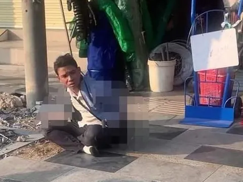 Ghen tuông, nam thanh niên đâm bạn gái giữa phố