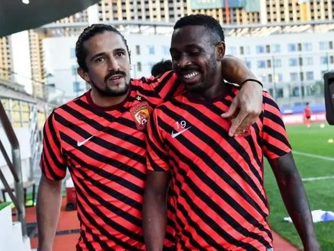 Ngoại binh "bỏ trốn" bằng máy bay riêng, người hâm mộ Trung Quốc nhắc lại mức lương khủng