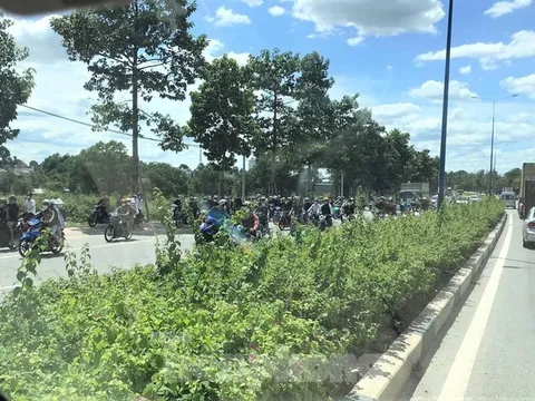 Hàng trăm quái xế "đại náo" đường huyết mạch ở Bình Dương