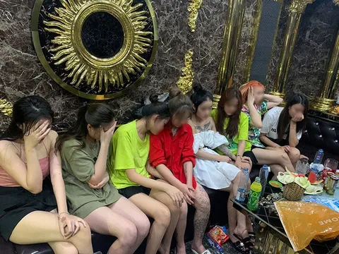 Nghệ An: 16 nam nữ tổ chức “bay lắc” trong karaoke Phượng Phi Thường