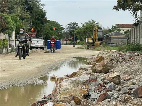 Hà Tĩnh: Dân "kêu trời" vì nhà thầu chây ì