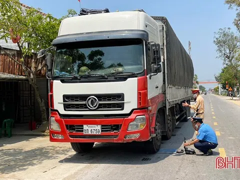 Hà Tĩnh: Tài xế xe quá tải không chấp hành xuất trình giấy tờ, đưa phương tiện vào kiểm tra