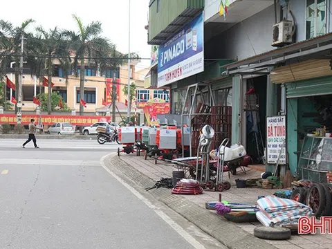 Vì sao khó xử lý tình trạng lấn chiếm hành lang ATGT ở Hà Tĩnh?