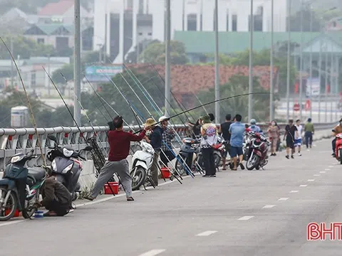 Thản nhiên câu cá trên cầu Cửa Hội nối Nghệ An - Hà Tĩnh