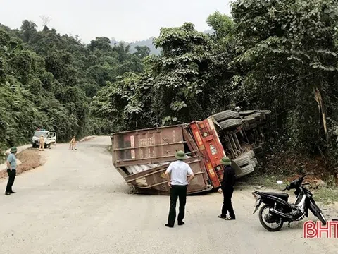 Hà Tĩnh: Xe đầu kéo đâm vào vách núi, tài xế tử vong tại chỗ