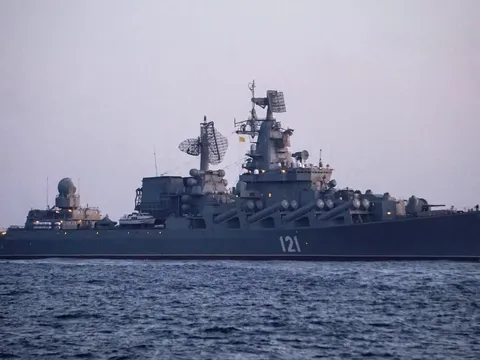 NÓNG: Chiến hạm Nga bất ngờ có nổ lớn, thuyền viên sơ tán khẩn - Chuyện gì đã xảy ra?