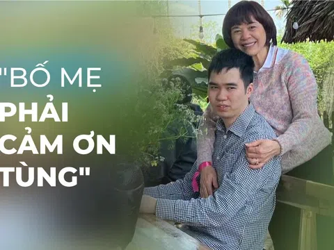 7 năm con mới nói được "bố ơi", người cha vui mừng chở con dạo khắp phố Hà Nội lúc 10h đêm