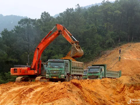 Nhộn nhịp đại công trường thi công cao tốc Bắc Nam đoạn Diễn Châu - Bãi Vọt