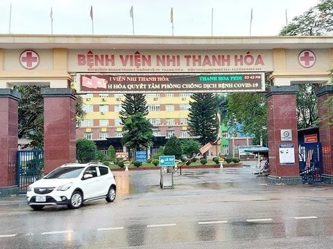 Trưởng khoa BV Nhi vi phạm thuần phong mỹ tục khi ôm eo nữ nhân viên