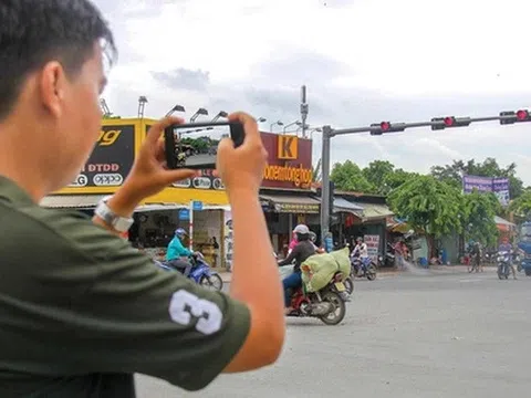 Việc nhẹ lương cao dành cho các "camera chạy bằng cơm": Ghi hình người vi phạm giao thông