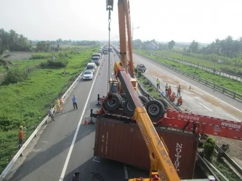 Xe container lật nhào trên cao tốc TPHCM - Trung Lương gây ùn tắc dài