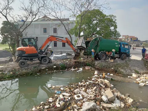 Nghệ An: Rác thải sinh hoạt xả tràn lan gây ô nhiễm, ách tắc kênh tưới hồ Vực Mấu