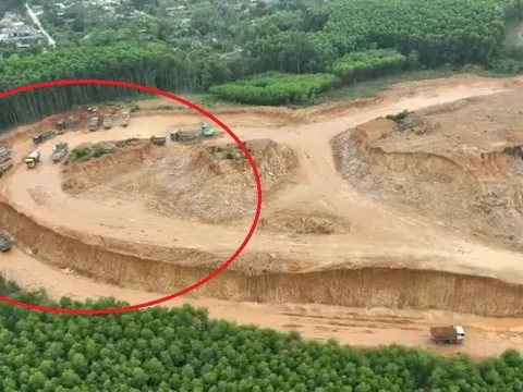 Nghệ An: Ngang nhiên khai thác tan hoang cả quả đồi dù chưa đủ thủ tục