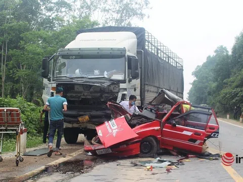 Nghệ An: Xe con va chạm xe tải trên đường Hồ Chí Minh, 4 người thương vong