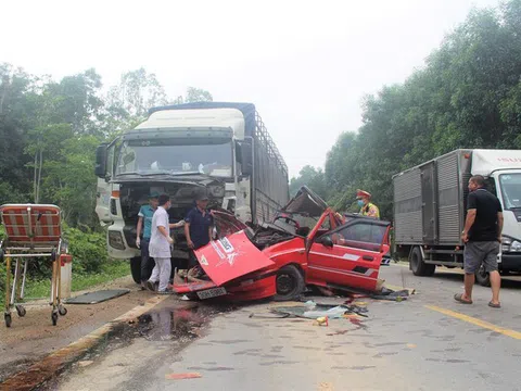 Nghệ An: Ô tô con mất lái đâm xe tải, gia đình 4 người thương vong