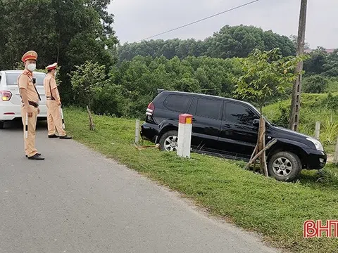 Hương Khê (Hà Tĩnh): Phát hiện CSGT đo nồng độ cồn, tài xế bỏ lại xe Land Cruiser Prado chạy trốn