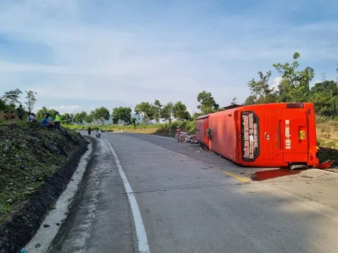 Hàng chục người la hét hoảng loạn trong xe khách bị lật ở Quảng Nam