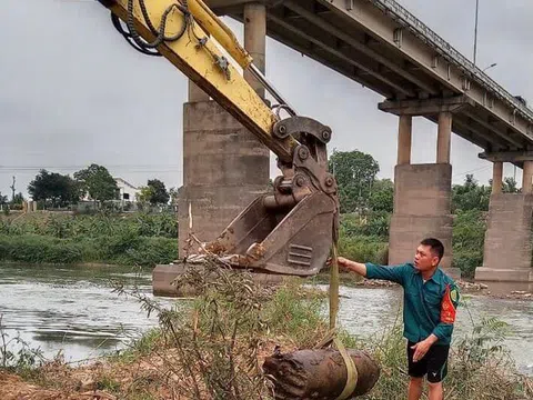 Quả bom còn nguyên kíp nổ tại Thị xã Thái Hòa (Nghệ An)