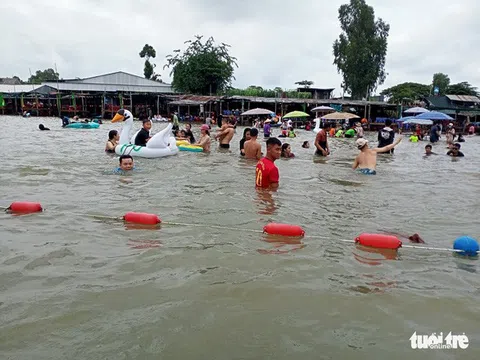 Đi chơi lễ, một bé trai đuối nước tử vong