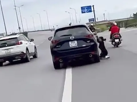 Triệu tập người đàn ông lái ô tô kéo lê vợ hàng chục mét trên đường gây nguy hiểm