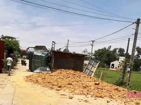 Hà Tĩnh: Mất lái, xe tải chở đất lật nghiêng trên đường liên xã